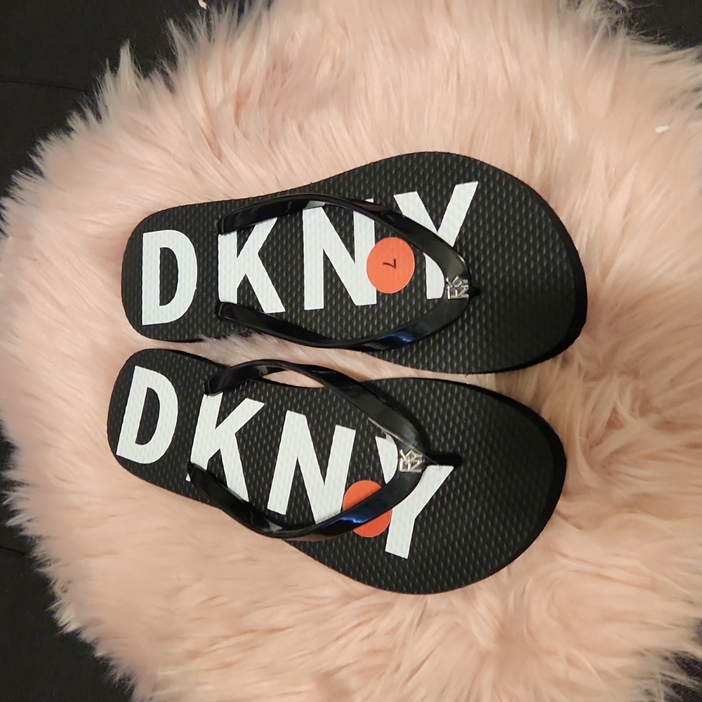 DKNY flip flops sz 7